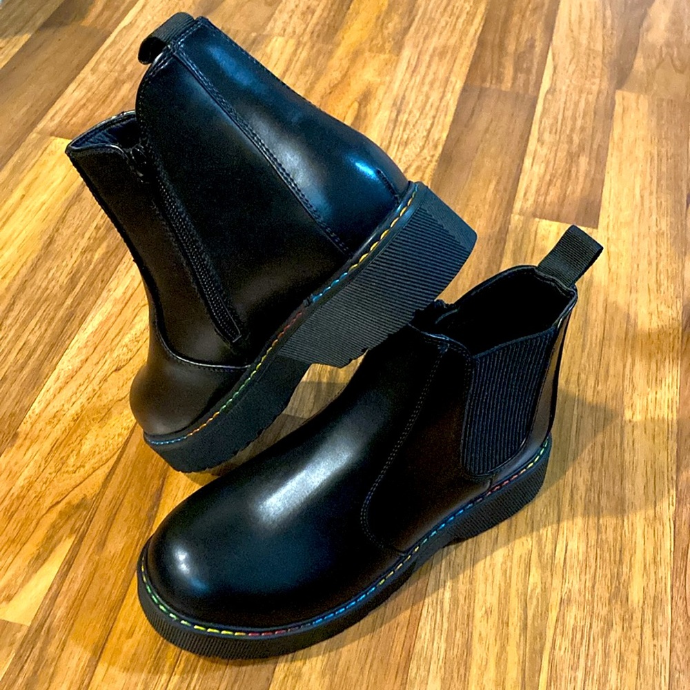 NWOB Sophia Taylor - Billie boots ~ Girls’ 5M ~ rainbow stitched Chelsea boots